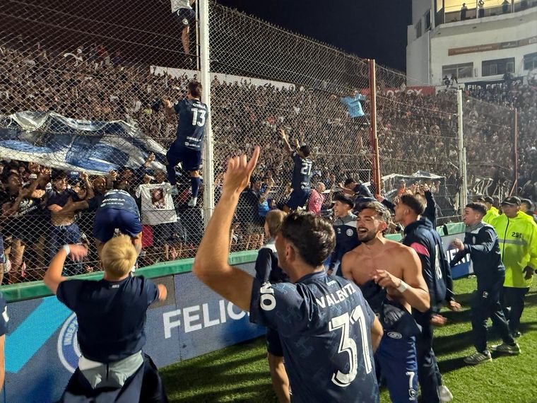 Los jugadores y la gente fueron uno solo durante todo el partido y eso no se modificó en los festejos. Plantel e hinchada fundidos en los festejos de un momento histórico. Los jugadores y la gente fueron uno solo durante todo el partido y eso no se modificó en los festejos. Plantel e hinchada fundidos en los festejos de un momento histórico.