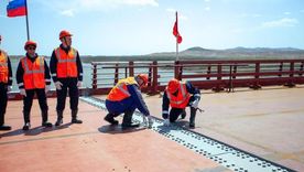 Una imagen difundida por el Ministerio de Transportes de Rusia muestra la ceremonia que marca la conexión de los dos lados del nuevo puente vial.