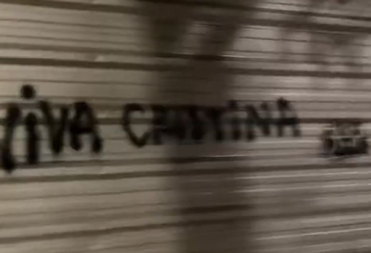 Vandalizaron persianas con pintadas a favor de Cristina y fueron escrachados por un vecino en Godoy Cruz