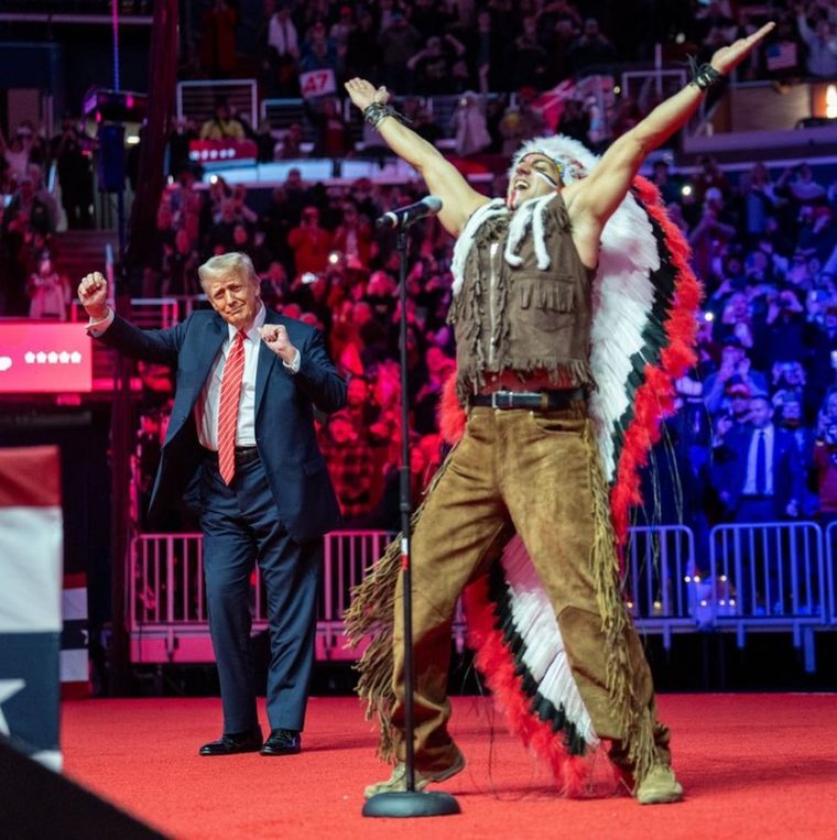 El mandatario disfrutó del espectáculo bailando arriba del escenario Foto: Instagram @realdonaldtrump