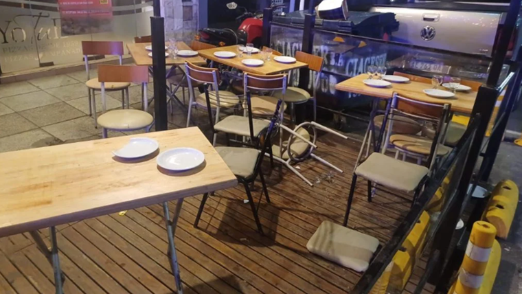 Así quedó la pizzería tras el hecho.