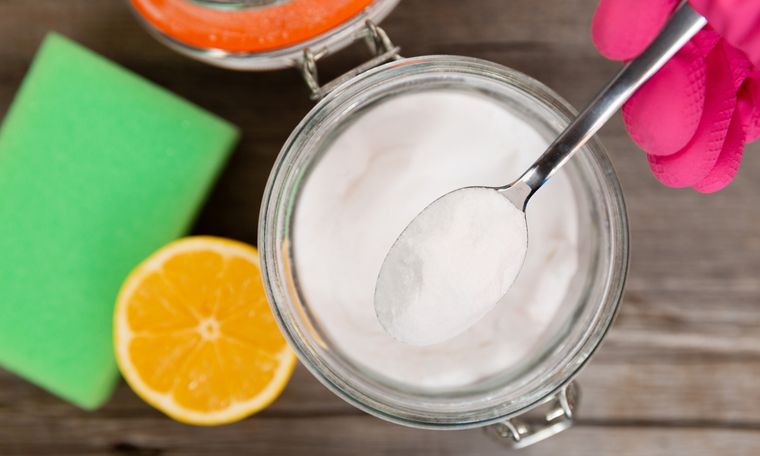 Cómo usar bicarbonato y agua oxigenada para eliminar manchas y suciedad difícil. Foto: hellomagazine.com