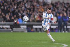 Una joven le cumplió el sueño a su papá de ver jugar a Messi en vivo y se emocionaron por su gol contra Ecuador. Foto: Télam