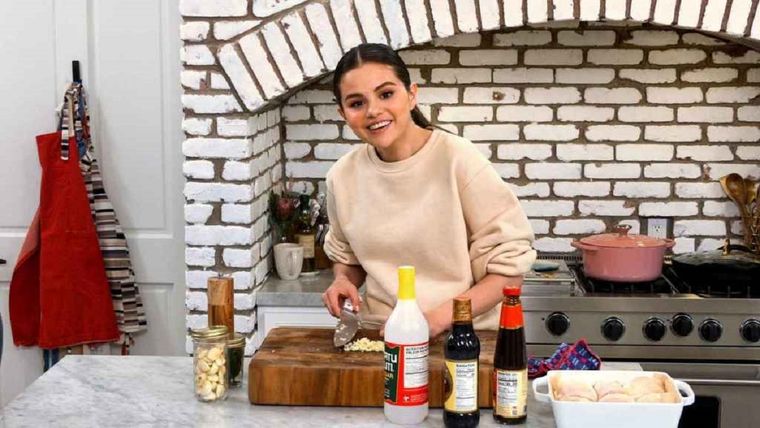 Selena Gómez prepara platos deliciosos para disfrutar con familia y amigos en su ciclo de televisión. Foto: Instagram