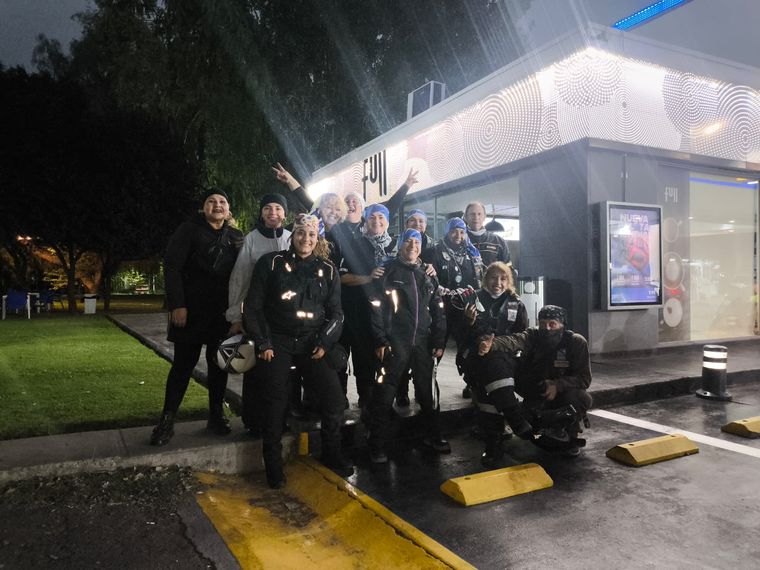 El grupo de moteras que partió desde Mendoza para esta travesía. El grupo de moteras que partió desde Mendoza para esta travesía.