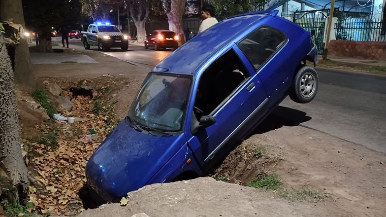 Un conductor perdió el dominio del auto y cayó en una acequia en Guaymallén