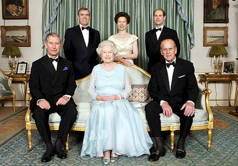 La reina Isabel II junto a una parte de su familia. Foto: EFE