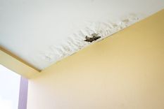 La humedad en los techos puede ser un grave problema. Evítalo con estos consejos Foto: Lavabos