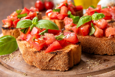 Bruschetta clásica con tomate: receta auténtica italiana Foto: Shutterstock