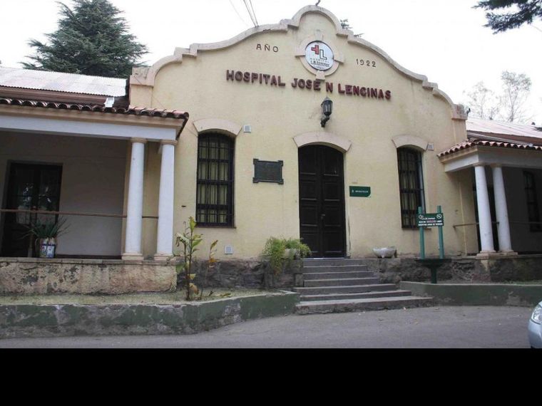 La joven se encuentra internada en el Hospital Lencinas.