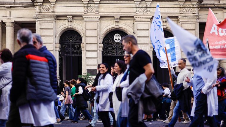 Lo cierto es que el Gobierno debe asumir la situación como un conflicto político que, en consecuencia, debe tener una resolución de las mismas características.&nbsp;