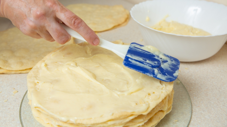 Algunas versiones modernas de la receta incluyen nata montada, caramelo o incluso frutos rojos para darle un toque diferente. Algunas versiones modernas de la receta incluyen nata montada, caramelo o incluso frutos rojos para darle un toque diferente.