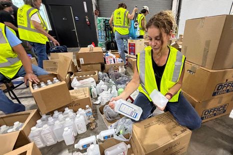 Decenas de voluntarios organizan las donaciones en Doral para asistir a los damnificados por los terremotos en Venezuela. Decenas de voluntarios organizan las donaciones en Doral para asistir a los damnificados por los terremotos en Venezuela.