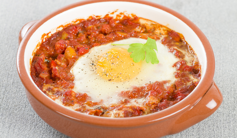 Se cree que la receta nació en Sevilla, donde era común preparar los huevos al horno en cazuelas de barro. Se cree que la receta nació en Sevilla, donde era común preparar los huevos al horno en cazuelas de barro.