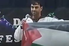 El docente habló sobre el conflicto en Medio Oriente con una bandera de Palestina en las manos. 