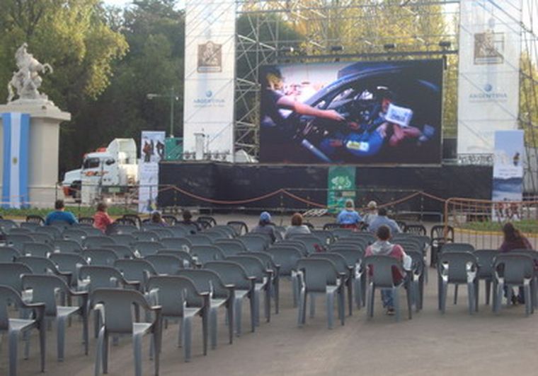 La pantalla donde se proyectará la película. Foto: MDZ