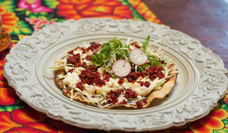 Una curiosidad de esta receta es que la tlayuda original se elabora con tortillas semi deshidratadas, lo que le da su caracter&iacute;stica textura crujiente.