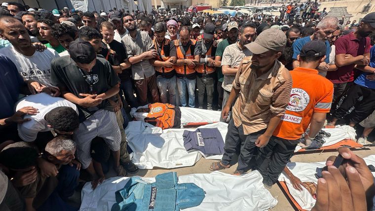 Un grupo de palestinos rezando por las víctimas de un ataque aéreo israelí contra el hospital Nasser en Jan Yunis.