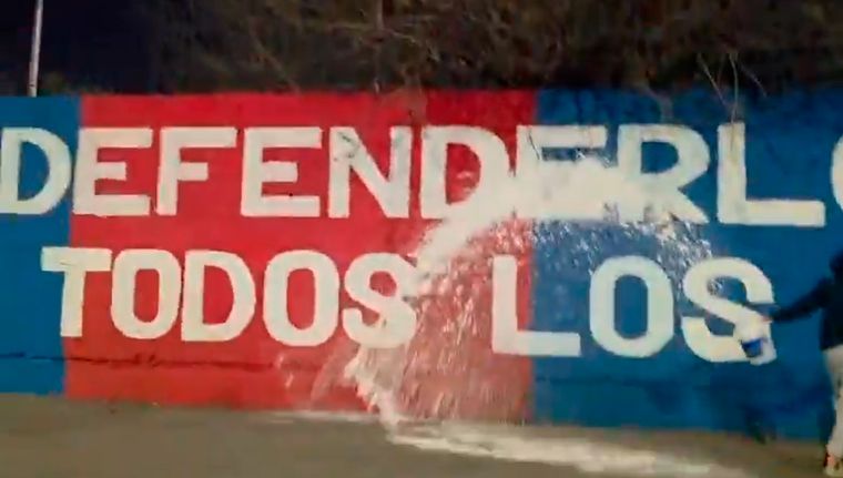 Hinchas de Huracán vandalizaron murales de San Lorenzo en la previa del clásico.