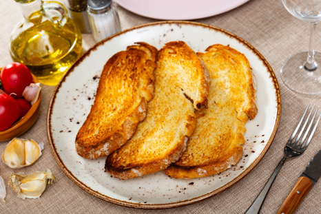 Explosión de aroma: receta de tostadas con ajo y aceite de oliva irresistibles. Explosión de aroma: receta de tostadas con ajo y aceite de oliva irresistibles.
