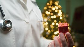 Equipos de voluntarios llevan a cabo campañas para llevar regalos a algunos nosocomios para Navidad. Equipos de voluntarios llevan a cabo campañas para llevar regalos a algunos nosocomios para Navidad.