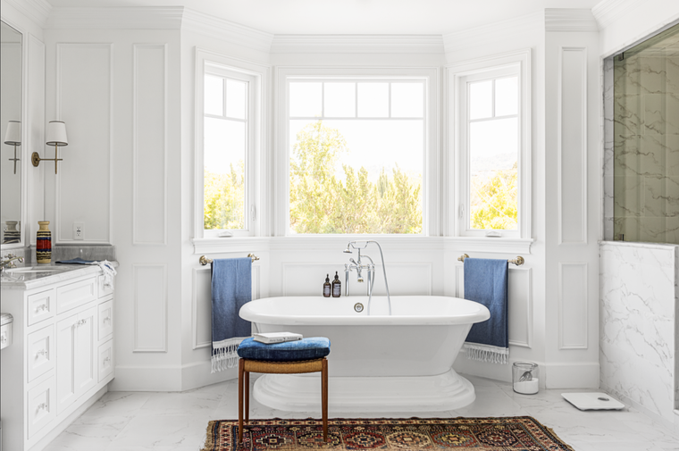 Foto: Good Housekeeping  https://www.goodhousekeeping.com/home/decorating-ideas/g38678383/white-bathroom-ideas/