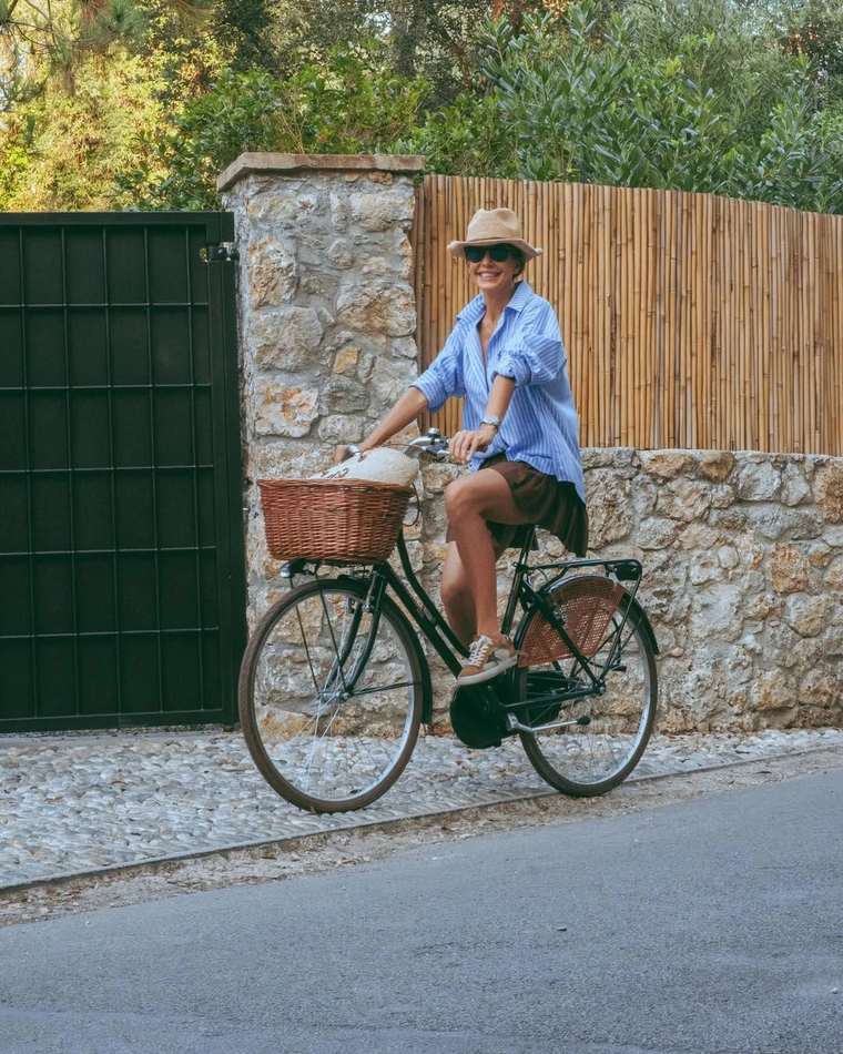 Juliana Awada y su paseo por Forte dei Marmi.