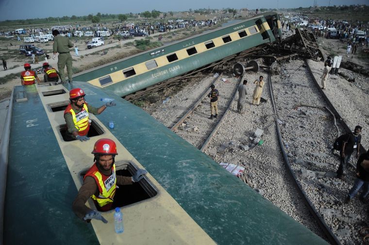Servicios de rescate en el lugar donde un tren descarriló en Sanghar, Pakistán, este domingo Foto: EFE
