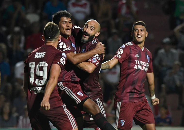 Robert Rojas, abrazado a Pinola, no la tendrá fácil para volver a Argentina.