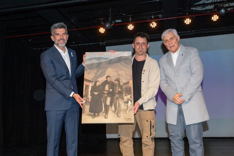 El intendente Ulpiano Suarez, el artista Ramiro Ghigliazza y el historiador Gustavo Capone. El intendente Ulpiano Suarez, el artista Ramiro Ghigliazza y el historiador Gustavo Capone.