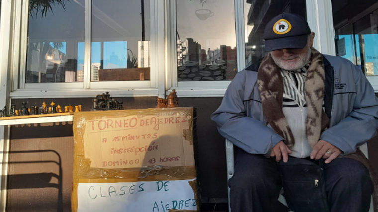 El maestro ajedrecista que organizó un torneo al que nadie fue Foto: Twitter Georgina Bevacqua (@geobevacqua_)