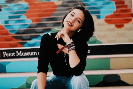 Ángela Aguilar tiene 17 años.