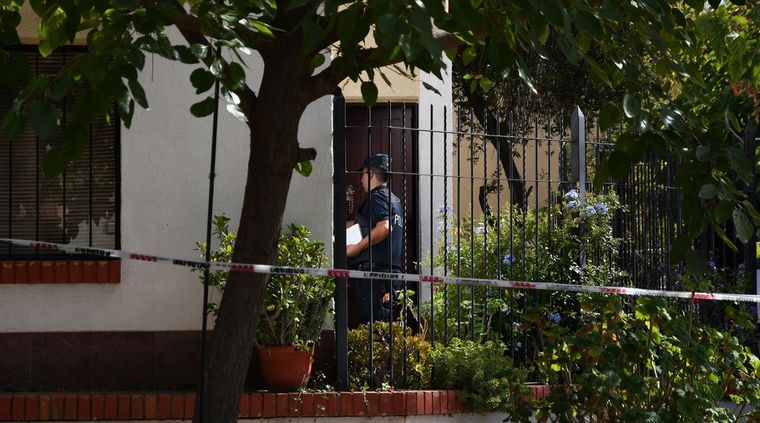 La Policía, esta mañana, en la casa de la jubilada fallecida en Guaymallén Foto: ALF PONCE MERCADO / MDZ