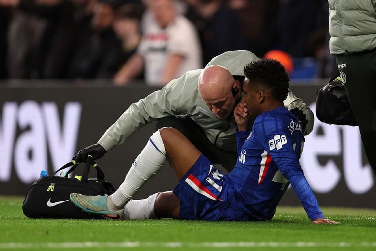 El joven delantero encendió las alarmas tras salir lesionado en Inglaterra y su situación genera inquietud en de cara al Mundial. El joven delantero encendió las alarmas tras salir lesionado en Inglaterra y su situación genera inquietud en de cara al Mundial.