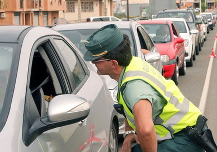 Un guardia civil conversa con un conductor tras ser cortado el tráfico por la explosión en las carreteras riojanas , cerca de Fuenmayor