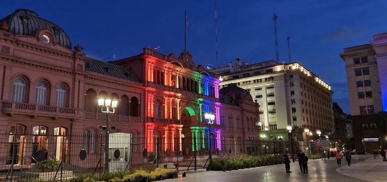 La Casa Rosada se iluminó con los colores de la diversidad Foto: Télam