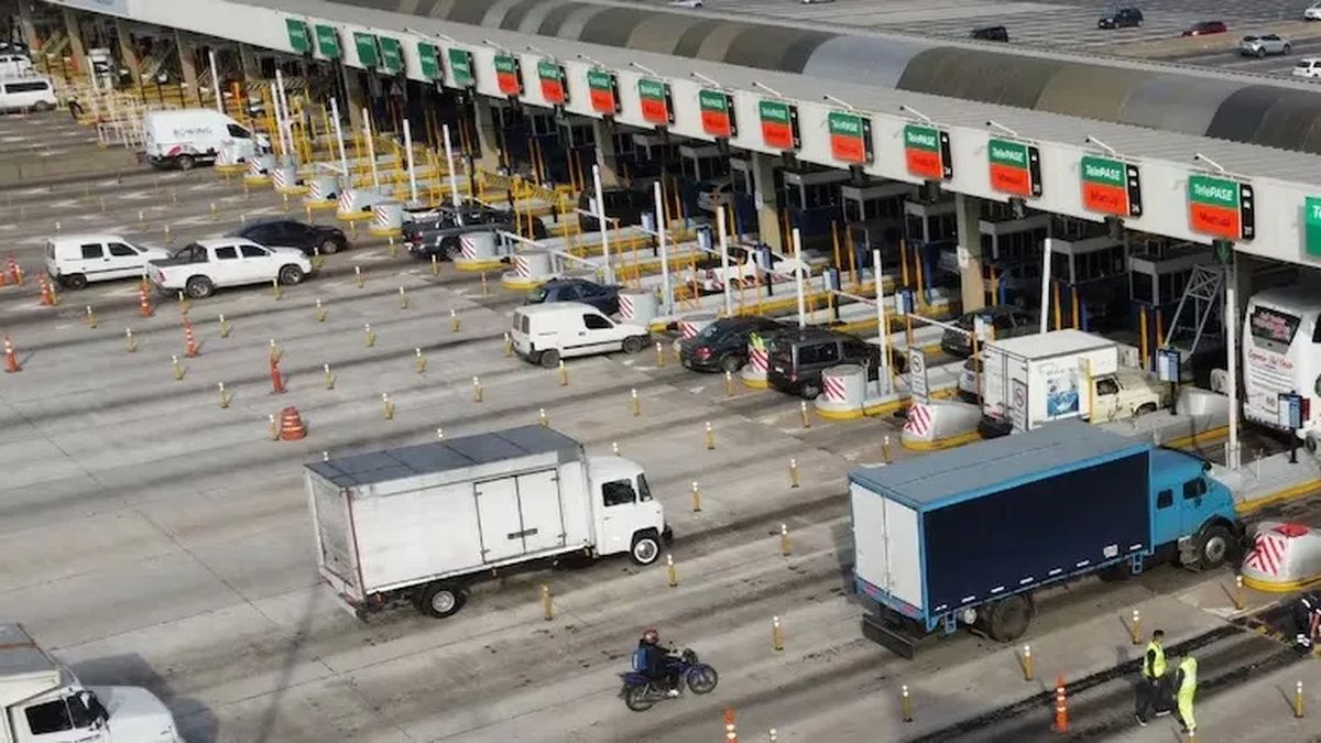 Motosierra encendida: el Gobierno comenzó con el proceso de privatización de Corredores Viales
