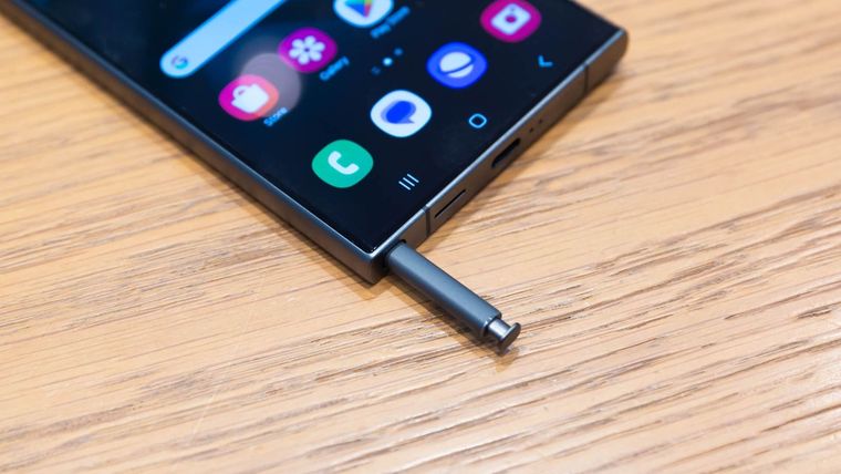 El S Pen perdió funciones inalámbricas en las versiones más recientes del teléfono insignia. El S Pen perdió funciones inalámbricas en las versiones más recientes del teléfono insignia.