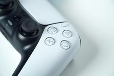 El DualSense de PlayStation 5 esconde un botón trasero clave para resolver fallas de conexión.