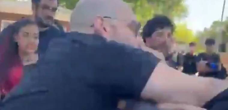 El docente de la Universidad de Lanús que agredió a los militantes de La Libertad Avanza.