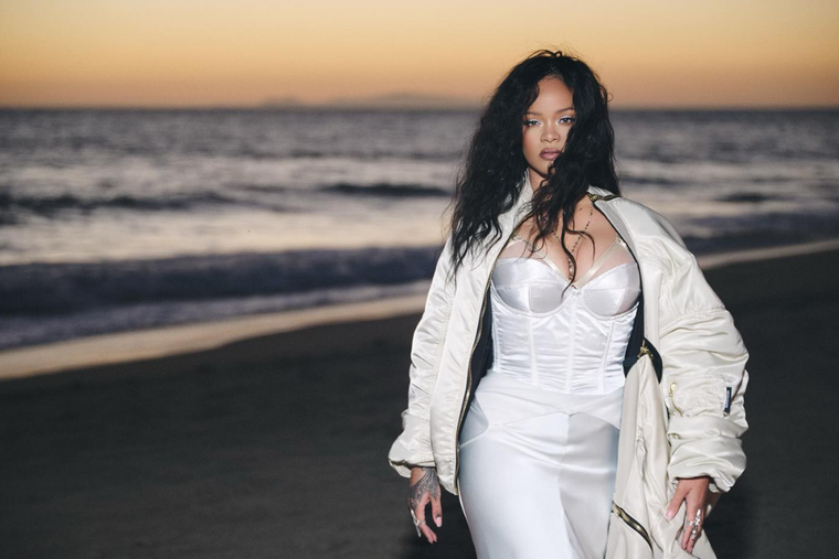 Este fue el increíble look de Rihanna. Foto: INSTAGRAM @BADGALRIRI