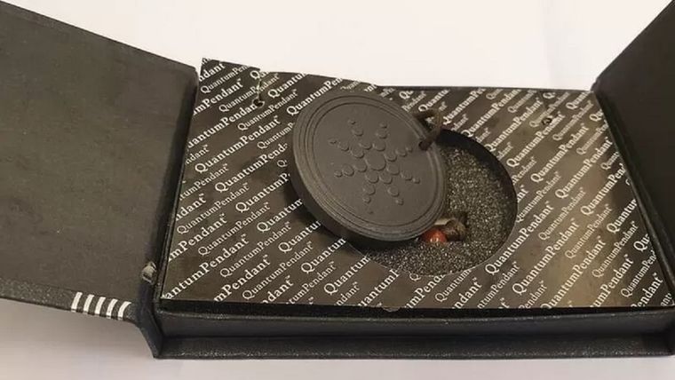 Colgantes cuánticos anti-5G como este se venden a través de internet. Foto: RIVM