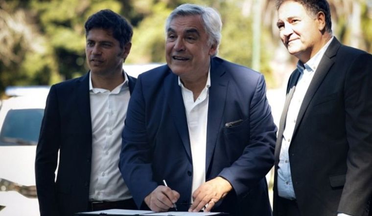 El intendente de General Villegas, Gilberto Alegre, firmando la entrega de patrulleros junto al gobernador Axel Kicillof y el ministro de Seguridad bonaerense Javier Alonso El intendente de General Villegas, Gilberto Alegre, firmando la entrega de patrulleros junto al gobernador Axel Kicillof y el ministro de Seguridad bonaerense Javier Alonso