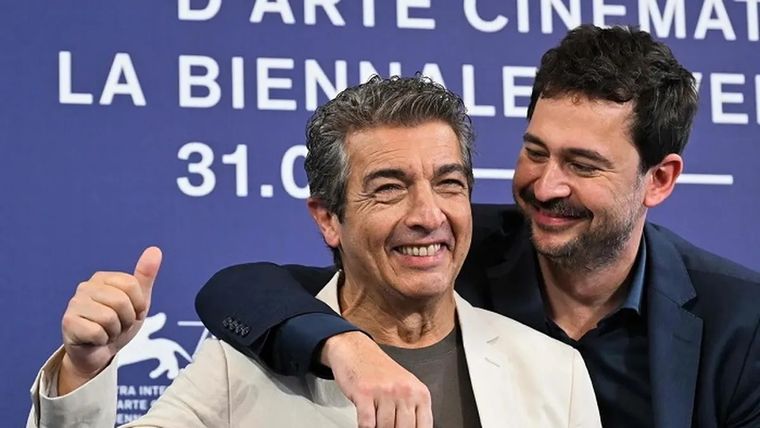 Ricardo Darín, junto al director Santiago Mitre en el Festival de Venecia. Foto: AFP