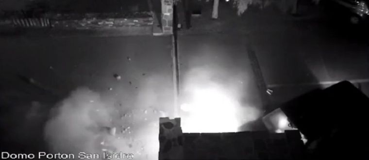El momento en que la camioneta impacta contra la garita de seguridad