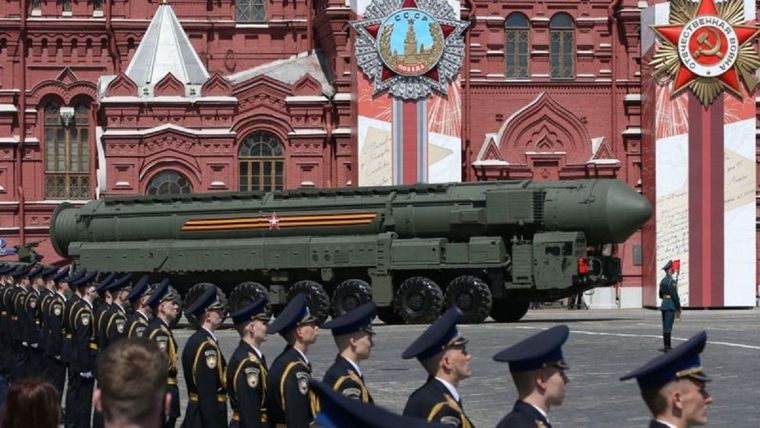 Misil nuclear ruso durante un desfile militar en 2020. Foto: GETTY IMAGES