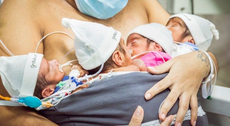 Adriana es mamá de cuatrillizos que nacieron y los amamantó en pandemia. Foto: Hernán Churba