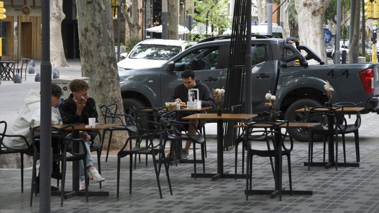 La gastronomía se sostiene en el verano con lo justo Foto: Rodrigo DAngelo / MDZ