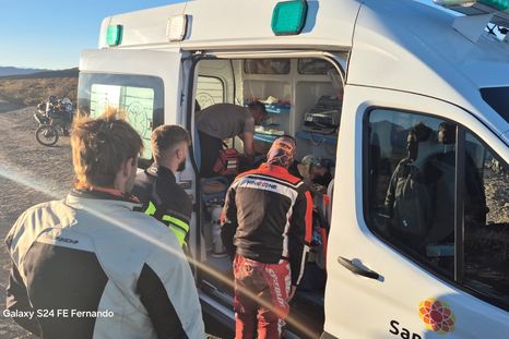 Debido a la gravedad de sus lesiones, el motociclista fue llevado de urgencia al Hospital Central.
