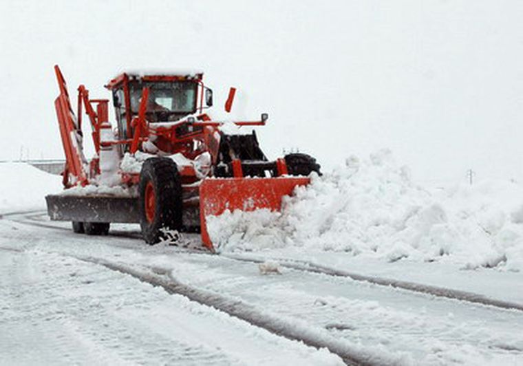 Las máquinas viales están trabajando para depejar la nieve. Foto: Mdz